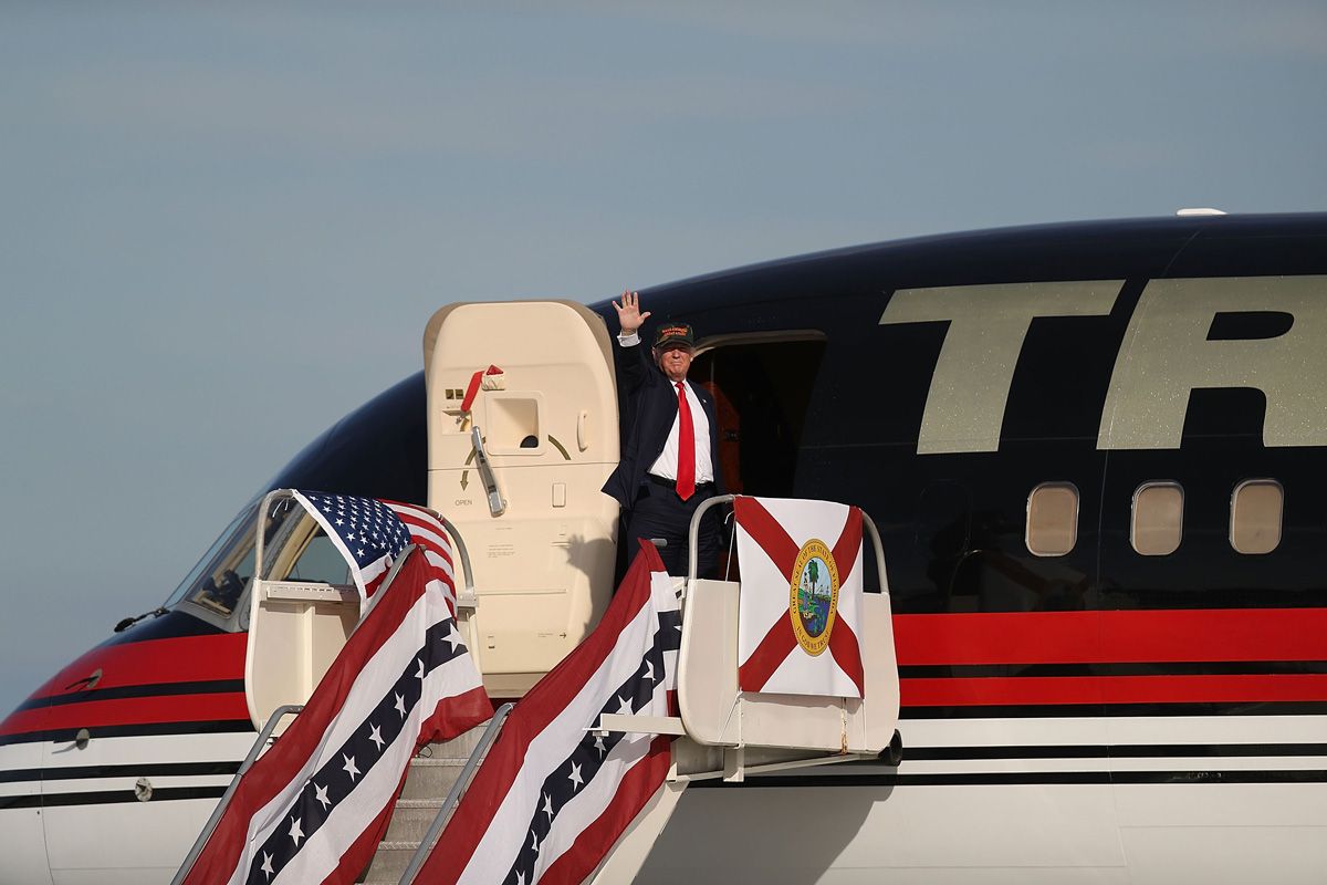 トランプ米大統領とボーイング757-200型機。2016年10月25撮影（Joe Raedle/Getty Images）