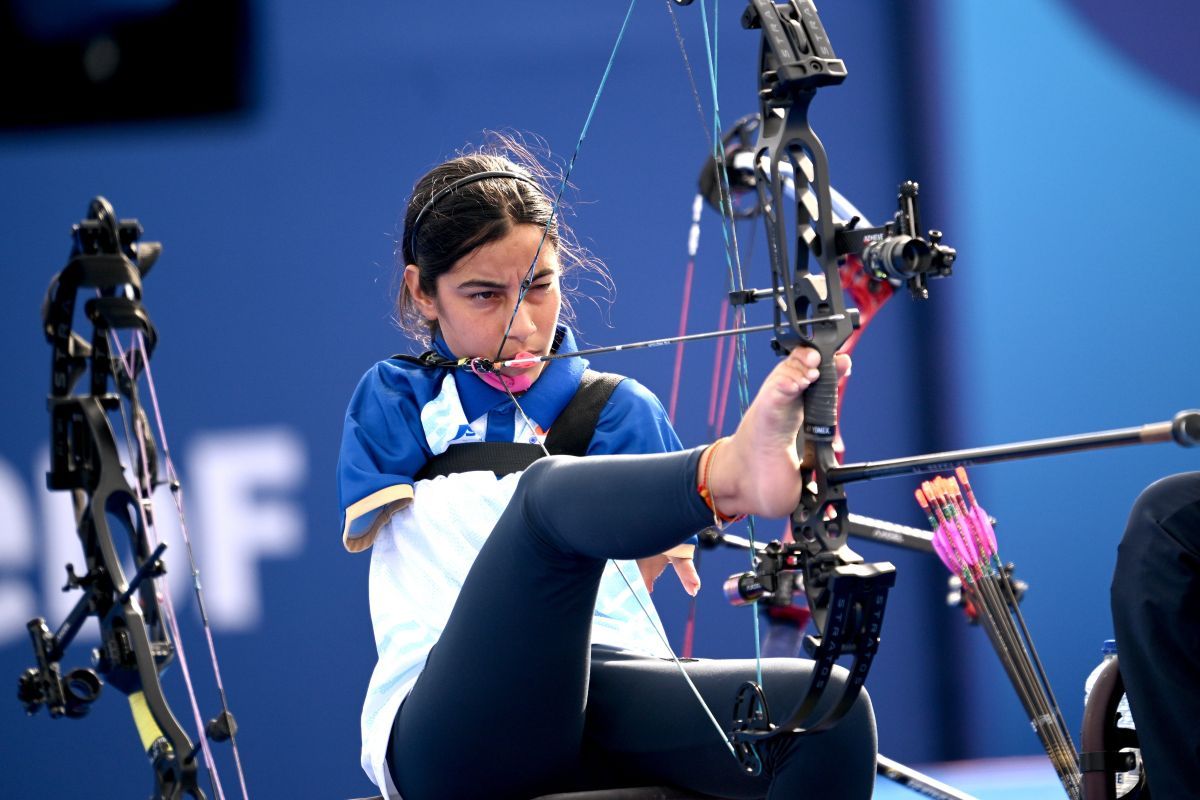 2024年のパリ・パラリンピックで、アーチェリー混合コンパウンド団体に出場したインド代表のシータル・デヴィ（Ramsey Cardy/Sportsfile via Getty Images）