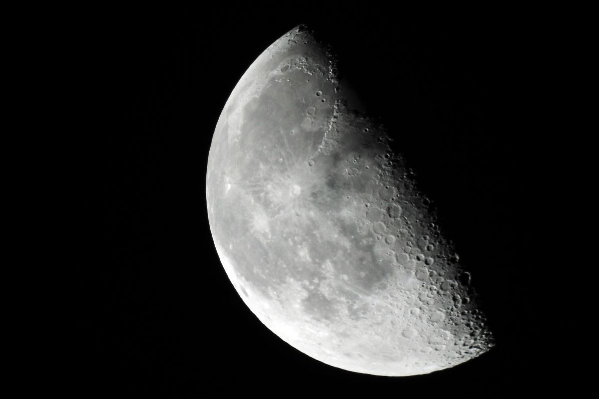 欠けゆく月が金星、土星と共演 美しいパノラマを見よう 今週の夜空