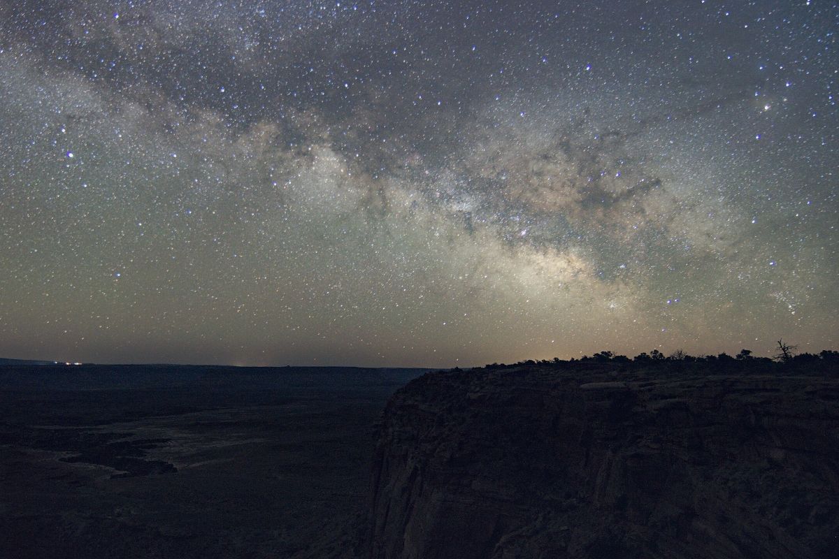 米キャニオンランズ国立公園で、峡谷の上に昇ってくる天の川銀河の中心部。2021年5月6日撮影（NPS / Rhodes Smartt via Wikimedia Commons）