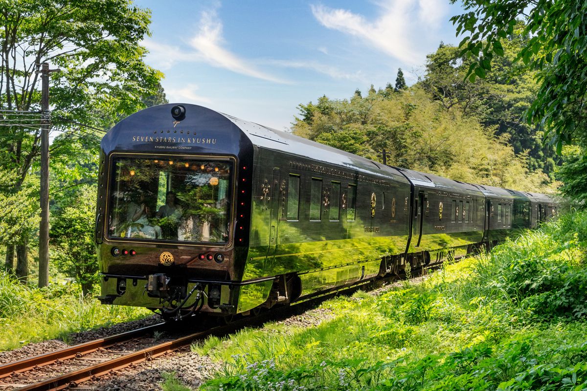 早春の九州を走る「ななつ星」。