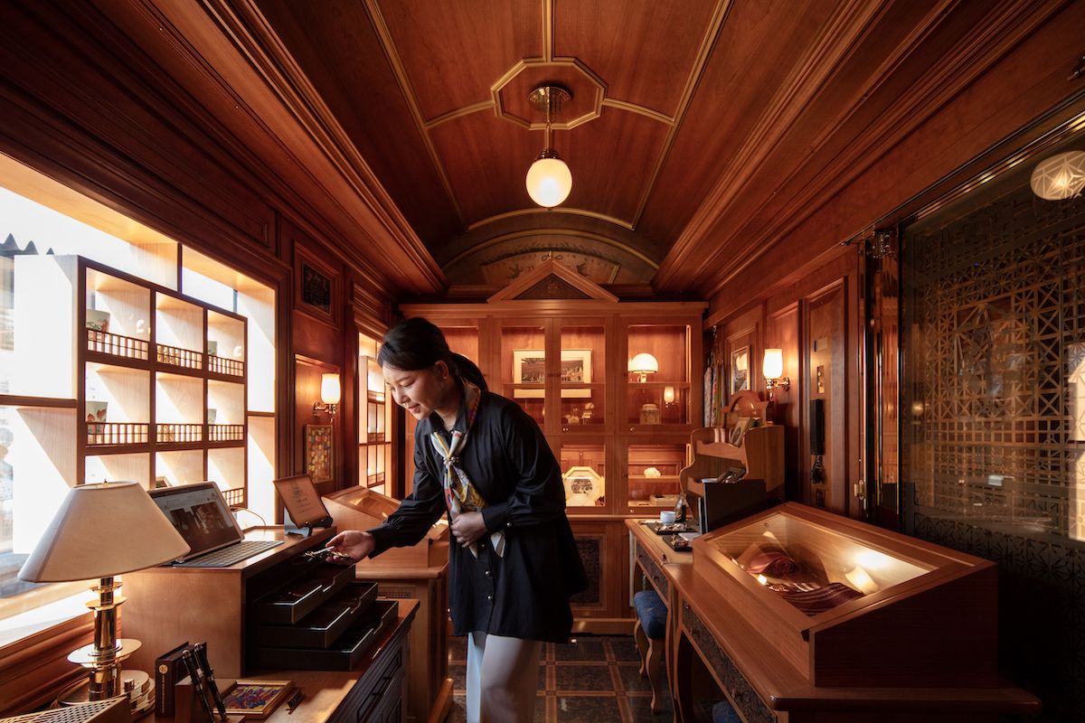 選びぬかれた九州ゆかりの物品が揃う、美術館のようなショップ。伝統工芸品、現代の匠の作品、食の名産品などが並ぶ。