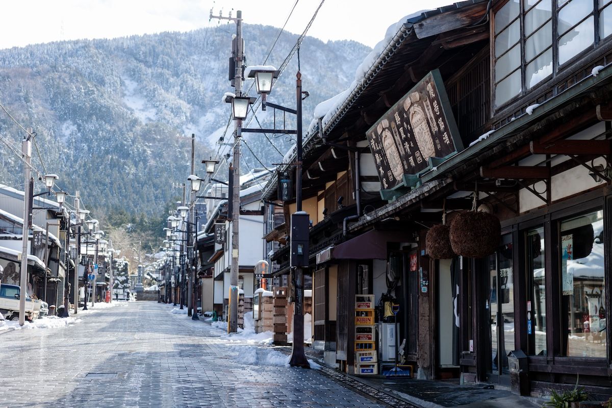 瑞泉寺へと続く参道「八日町通り」には、木彫工房が軒を連ね、歩いているだけでも十分に楽しめる