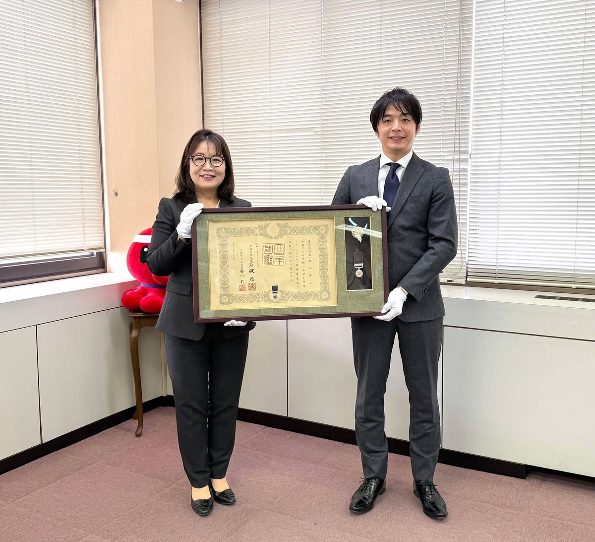 紺綬褒章伝達式にて、明石市丸谷聡子市長（左）と、セルソース創業者裙本理人氏