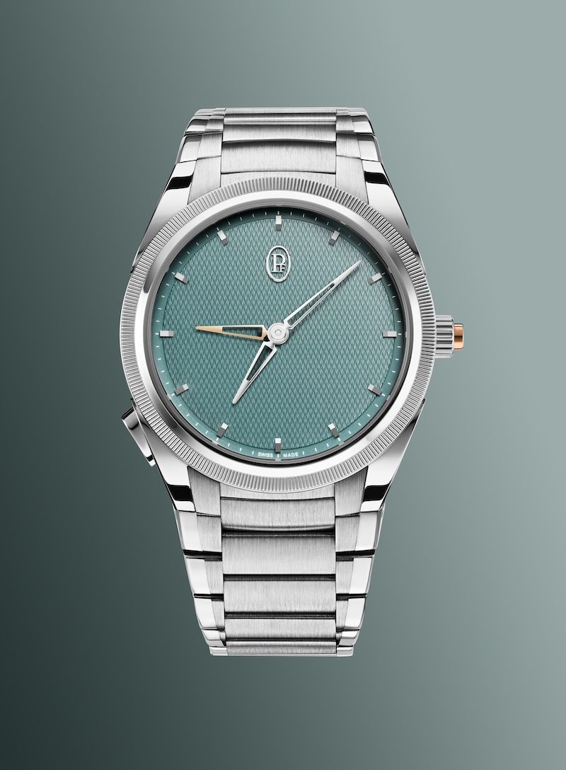 8時位置のプッシュボタンを押してゴールドのローカルタイム針がジャンプさせ、任意の時間帯を表示する実用的なGMT機能を搭載。リュウズ上のゴールドボタンを押すと針が戻ってホームタイム針と重なる仕組み。その新作は、スイスのヴェルザスカ溪谷を流れる、エメラルドグリーン色の水面からインスピレーションを得たダイヤルカラーが特徴。バーリーコーンのギョーシェ彫りも美しい。自動巻き、SSケース、ケース径40㎜。￥4,686,000＜パルミジャーニ・フルリエ tel:03-5413-5745＞