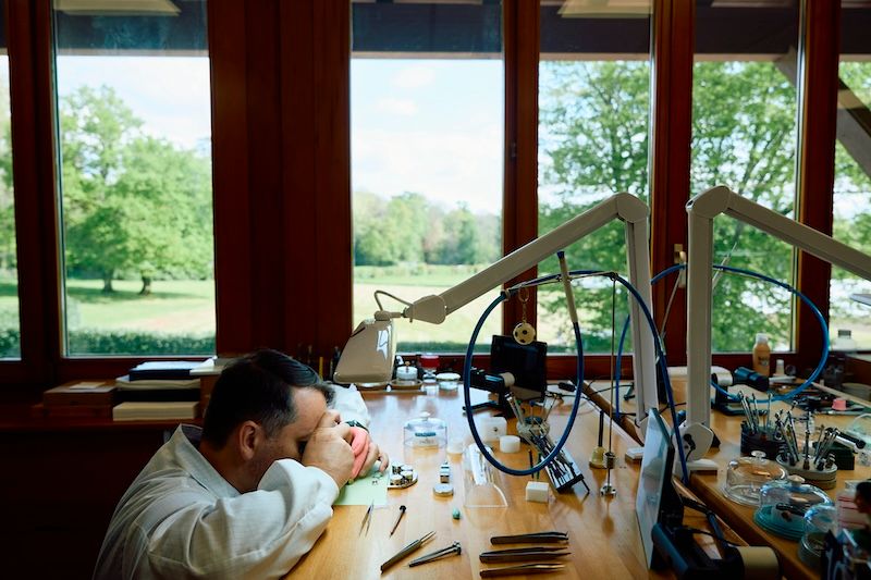 ウォッチランド内にあるトゥールビヨン工房は、美しい時計が生まれる場所。職人たちは、独創的な複雑機構によって創造性を追求している。