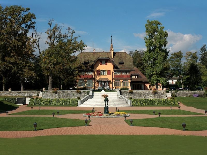 フランク ミュラーのマニュファクチュールの拠点となるのが、ジュネーブの郊外ジャントゥにある「ウォッチランド」。スイスの歴史ある邸宅を中心に、デザインや設計、部品製造、組み立てなどのセクションが収まる建物を配置することで、ハイレベルな時計製造を可能にしている。工房の窓からはレマン湖と名峰モンブランが見えるという美しい景色は、職人にとっても仕事をする上で理想の環境となっている。ちなみに工房内には、なんとチョコレートの製造部門もある。