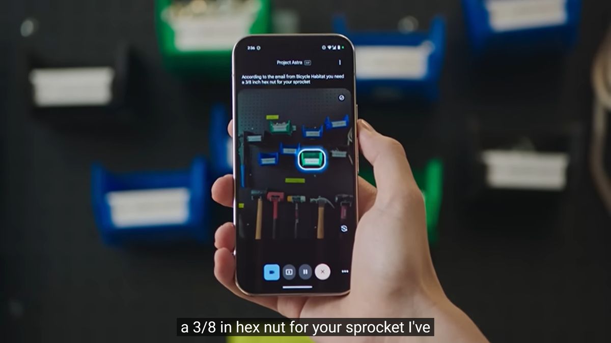 試作段階のマルチモーダルエージェント「Project Astra」（プロジェクト・アストラ）。マートフォンのカメラを雑然とした机などに向けると、Astraがそこにある物を説明し、周囲の情報を引き出し、音声ベースで連続的な会話を行う（YouTubeのスクリーンショット）