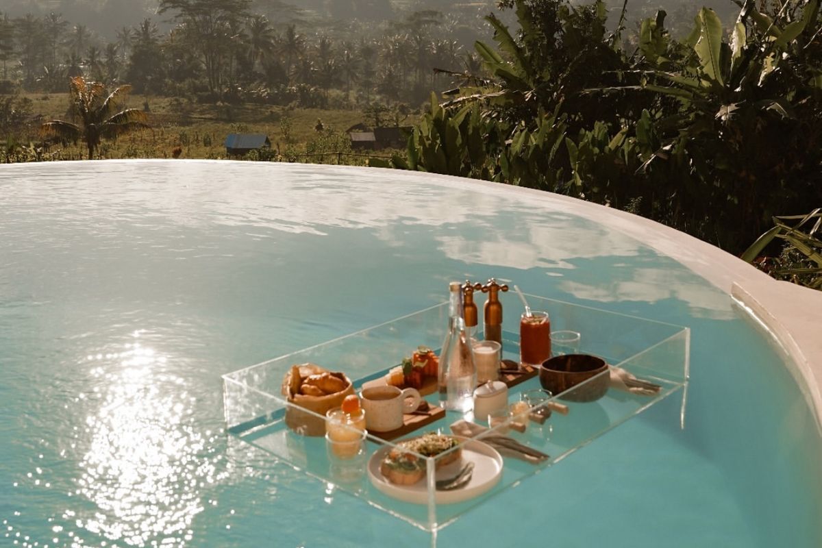プールで朝食を楽しむ「フローティング・ブレックファースト」