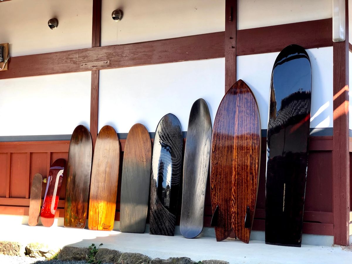 漆塗りの木製サーフボードやスケートボード