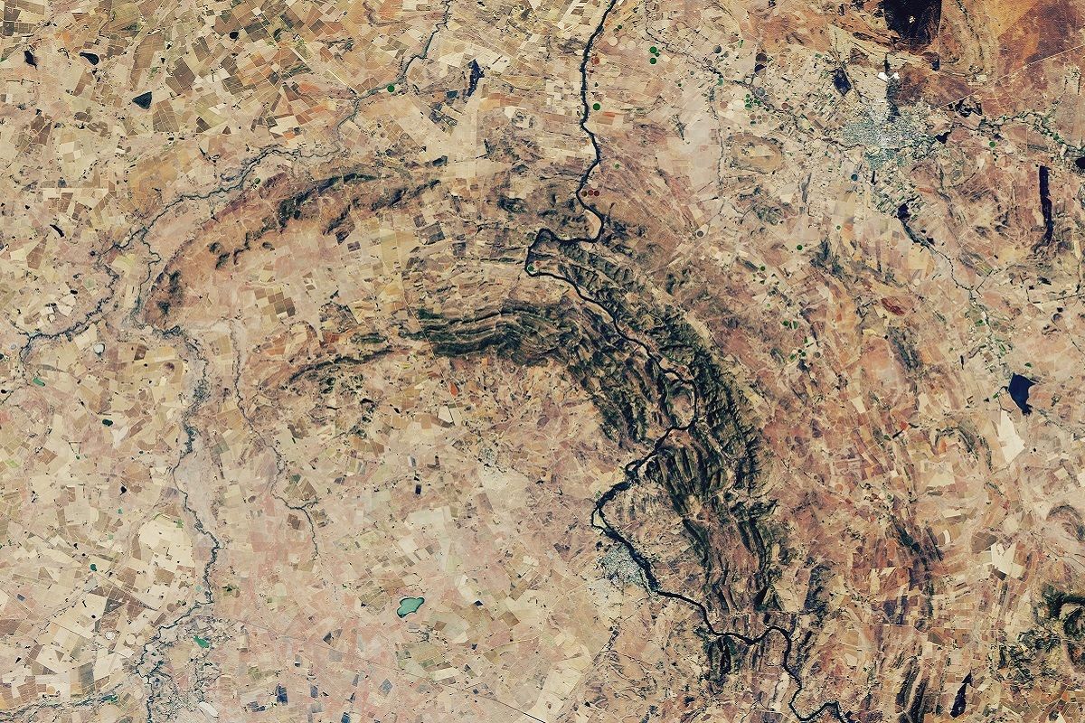 南アフリカにあるフレーデフォート衝突クレーターの衛星画像。ウィットウォーターズランド金鉱地帯の中央に位置する（NASA Earth Observatory image by Lauren Dauphin, using Landsat data from the U.S. Geological Survey）