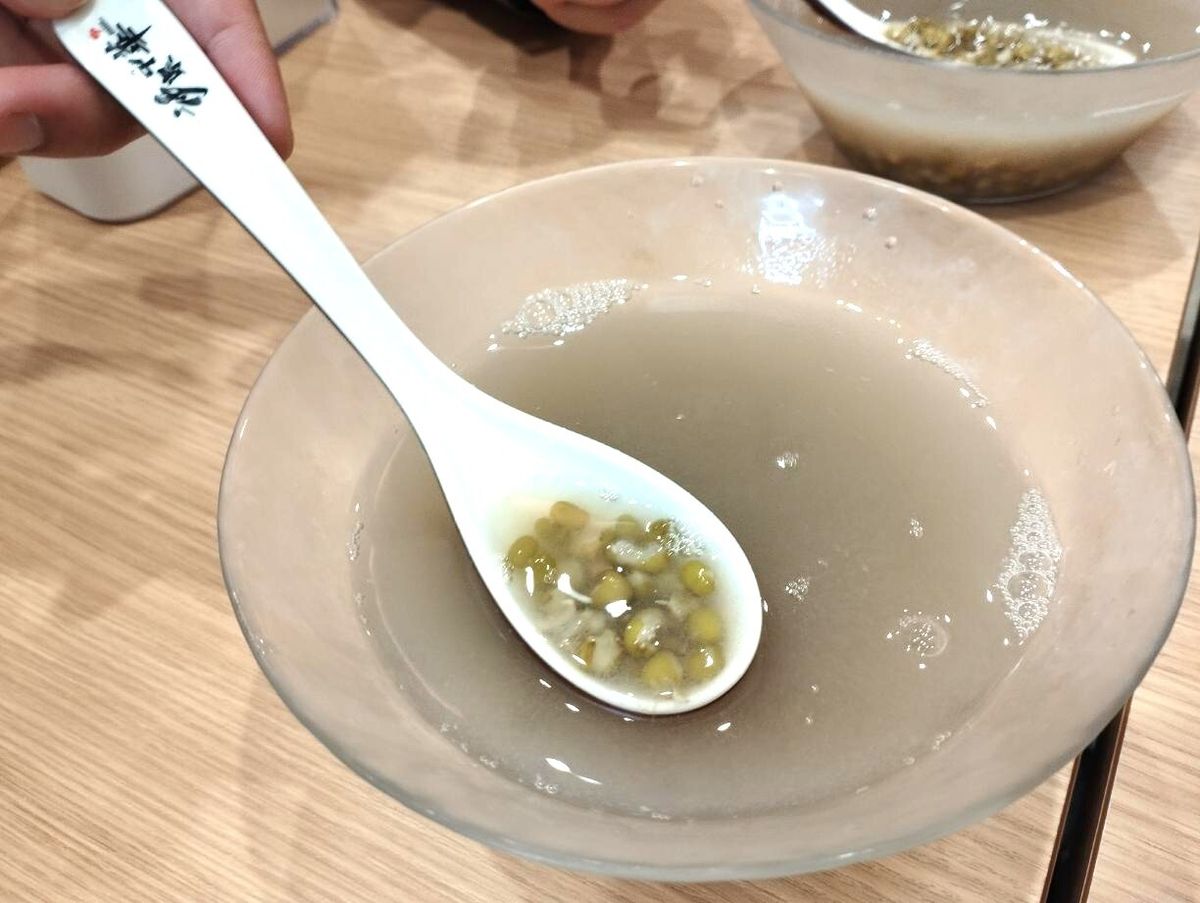 「沙県小吃」で留学生たちが全員頼んだのは緑豆湯。身体に良くて、夏に向かうこの時期は食べたくなるそうだ