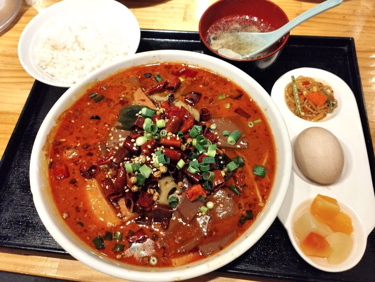 「小米椒　江湖酒舍」の毛血旺定食（1180円）。煮タマゴも含め、全部はとても食べきれなかった