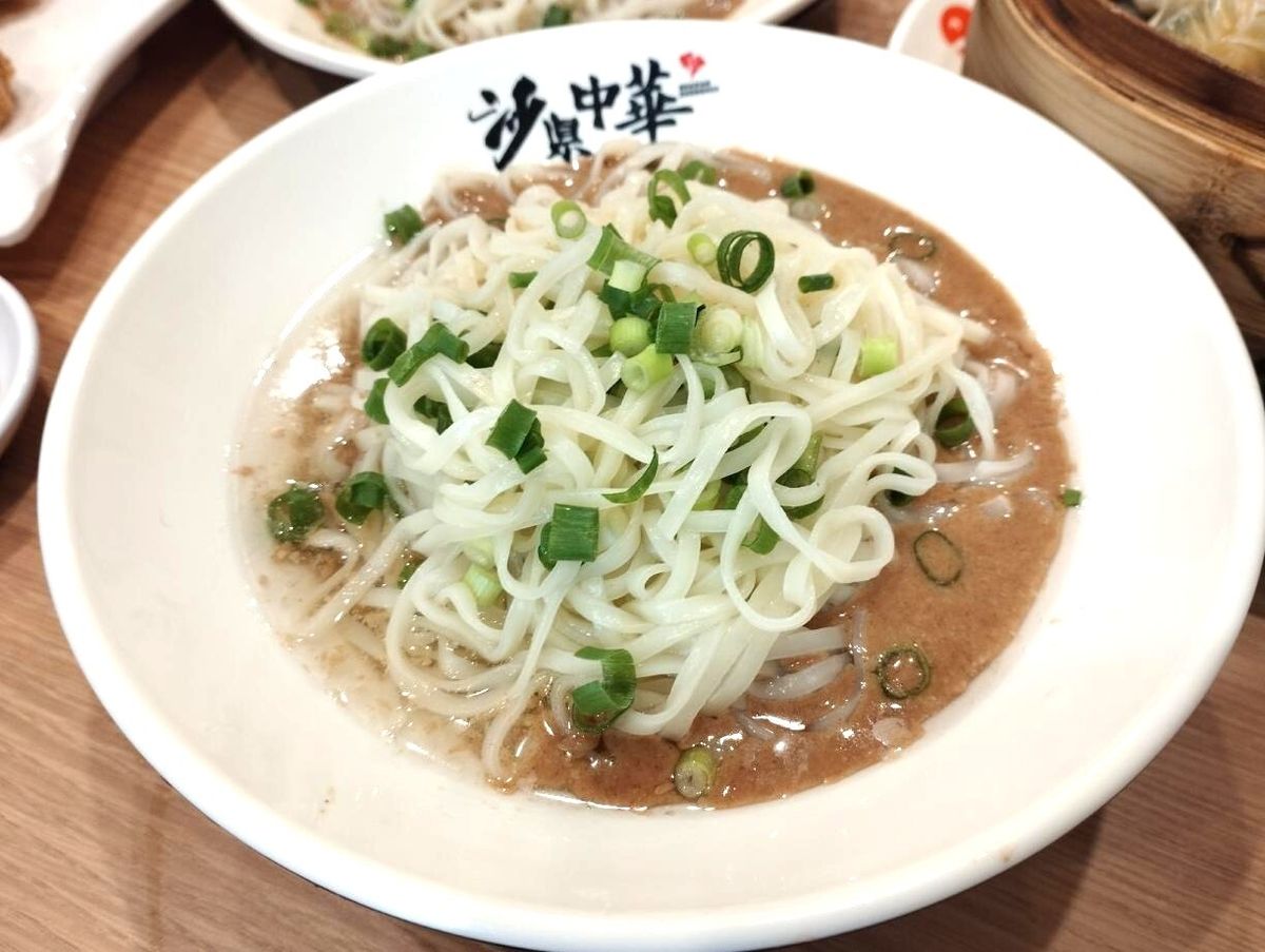 「沙県小吃」の定番メニューの1つはピーナッツペーストだれの混ぜ麺（伴麺）