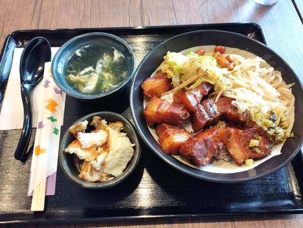 豚の角煮がゴロゴロ入っている「小食堂」の紅焼肉定食。なぜかタマゴの白身だけを焼いたような小鉢が付いている