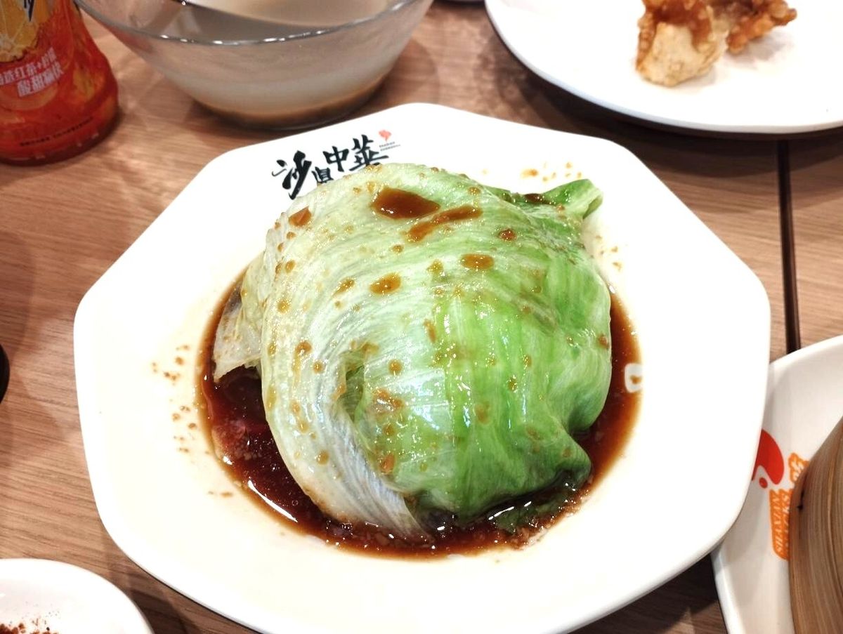 「沙県小吃」の香港にもよくあるレタスのオイスターソースかけ。ソースが美味