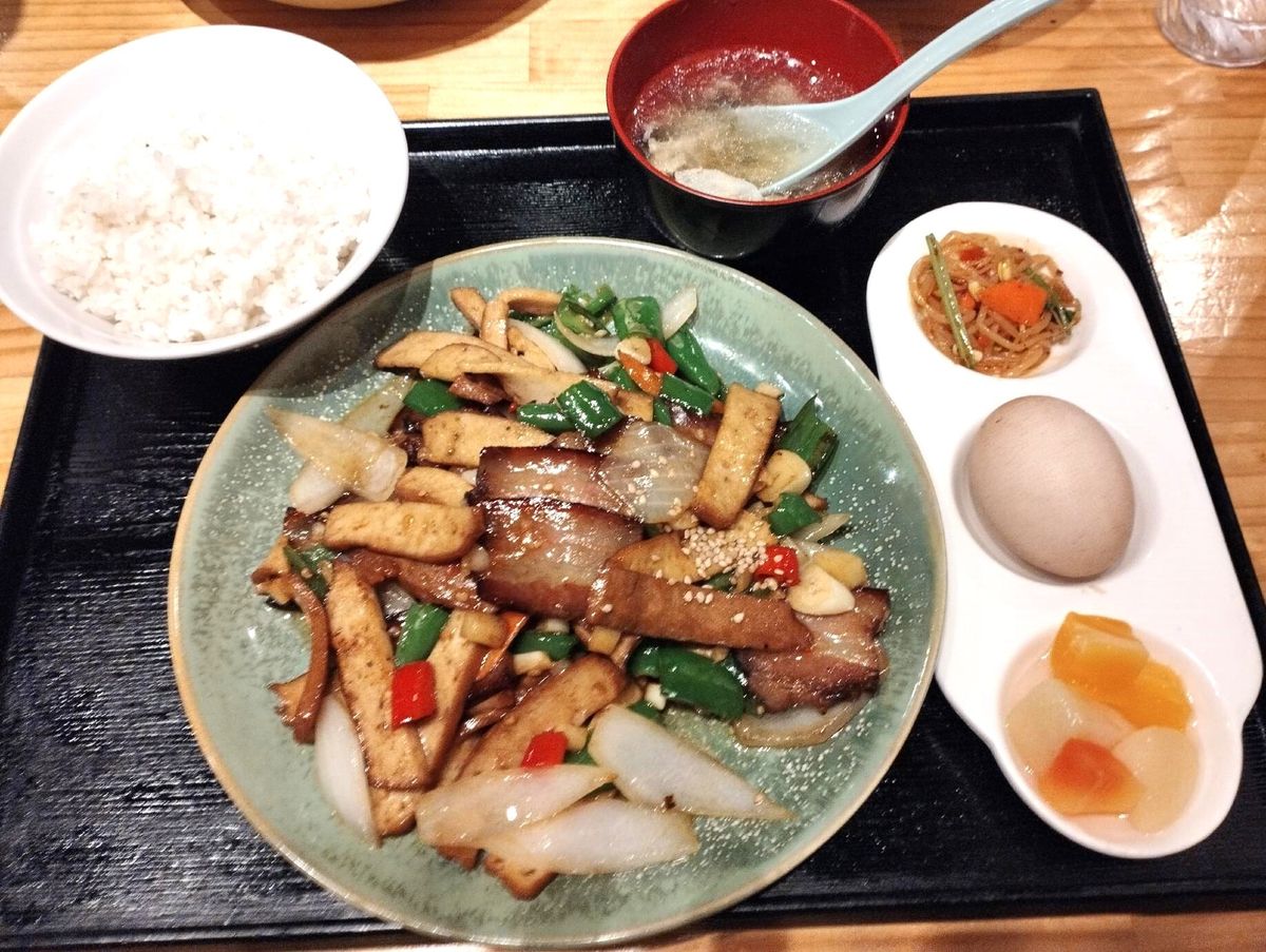 「小米椒　江湖酒舍」の腊肉と干し豆腐の炒め定食（1480円）