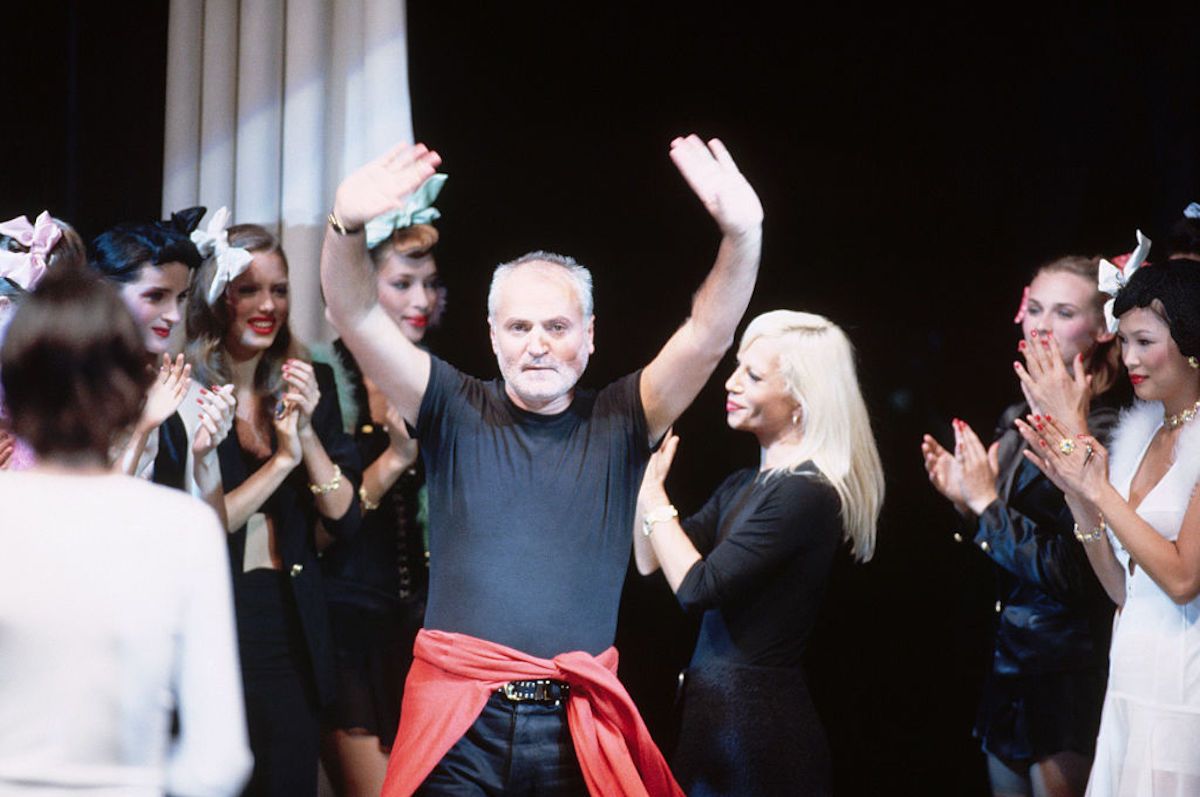 イタリア・ミラノで開催されたショーの後、ランウェイに登場したジャンニ・ヴェルサーチェとドナテラ・ヴェルサーチェ・1994年（Photo by Vittoriano Rastelli/CORBIS/Corbis via Getty Images）