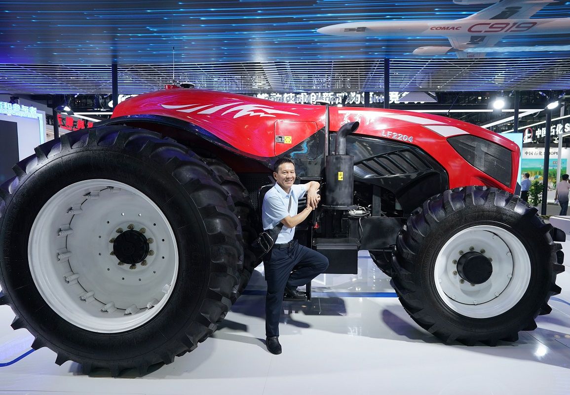 2024年7月、中国の北京国家会議センターで開催された第26回「中国北京国際科学技術博覧会」で展示された無人運転トラクター「東方紅」（Getty Images）