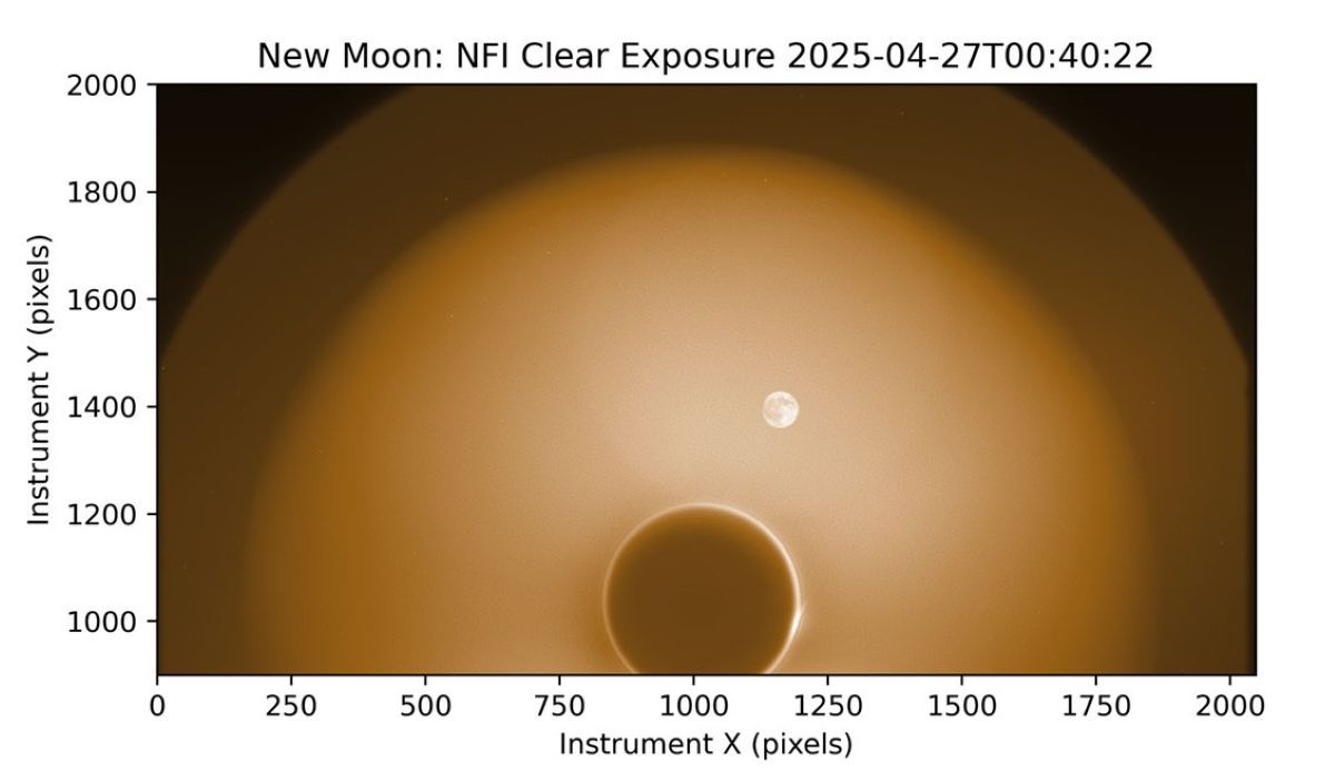 NASAの太陽観測衛星「PUNCH」に搭載された狭視野撮像装置（NFI）が2025年4月27日、機器の調整作業中に撮影した画像。新月と太陽の見かけの距離は約3.5度で、月は地球照に照らされている（NASA/SwRI）