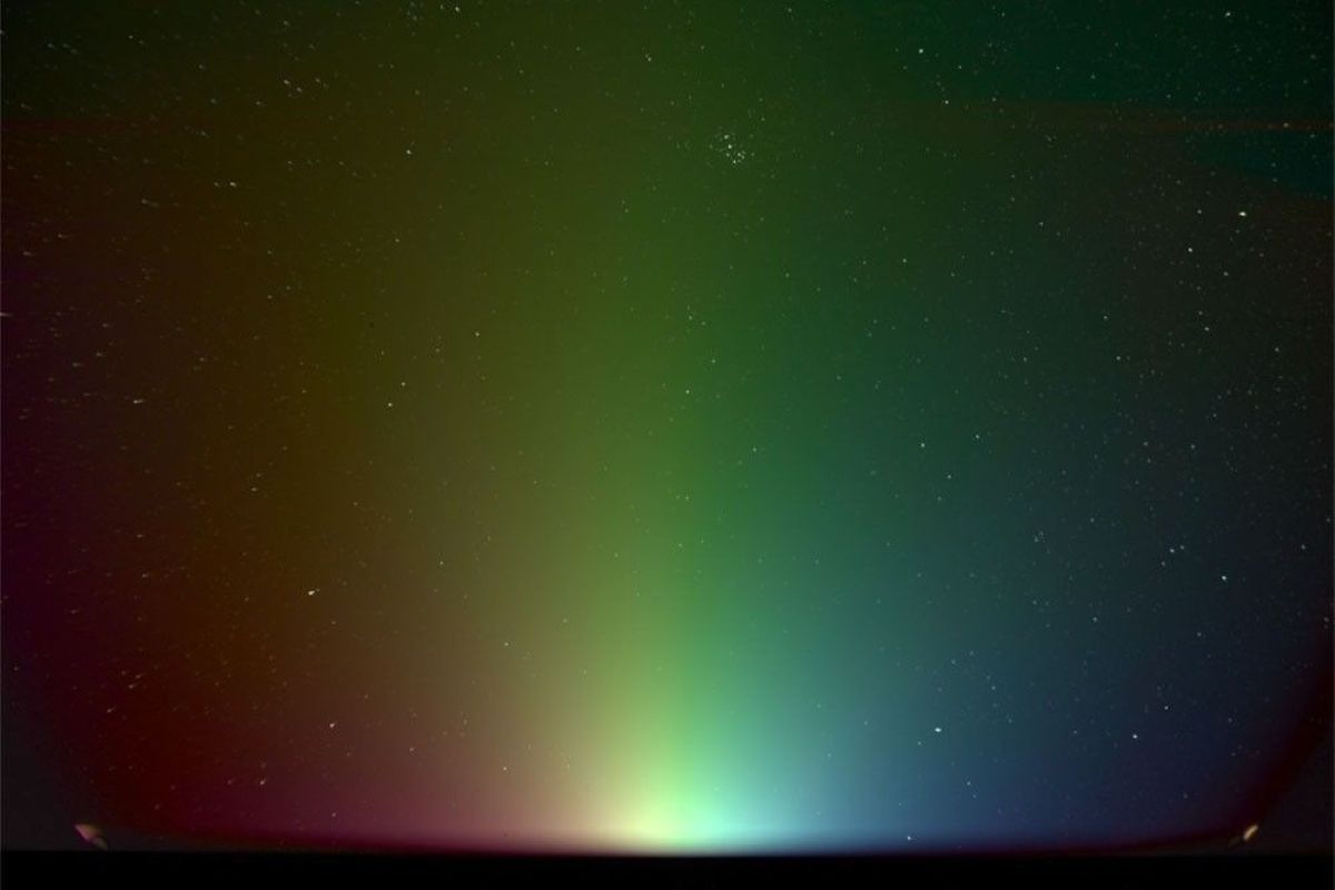 NASAの太陽圏観測衛星「PUNCH」に搭載された広視野観測装置WFI-2がとらえた「宇宙の虹」。2025年4月18日に3枚の偏光板を使って連続撮影した画像から作成された。太陽の周囲をとりまく塵によって散乱した太陽光の偏光状態を色付けによって示している。中央上部におうし座のプレアデス星団（すばる）が見える（NASA/SwRI）