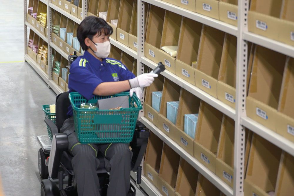 すべての人が能力に応じて働ける職場づくりを目指す実証プロジェクト「誰にもやさしい倉庫」を開始。近距離モビリティなどを活用した職場環境の整備に取り組んでいる。