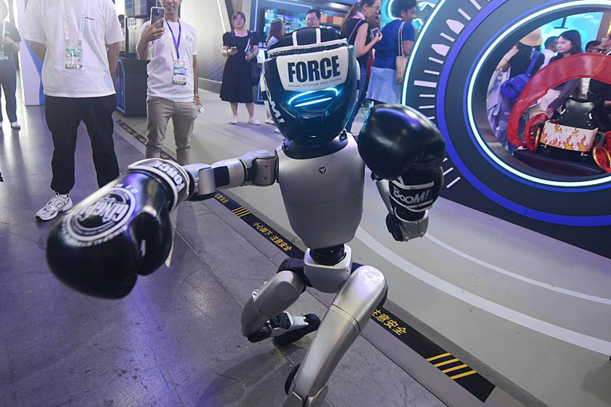 人型ロボが蹴る殴る！ 世界初の「キックボクシング大会」が中国で開催