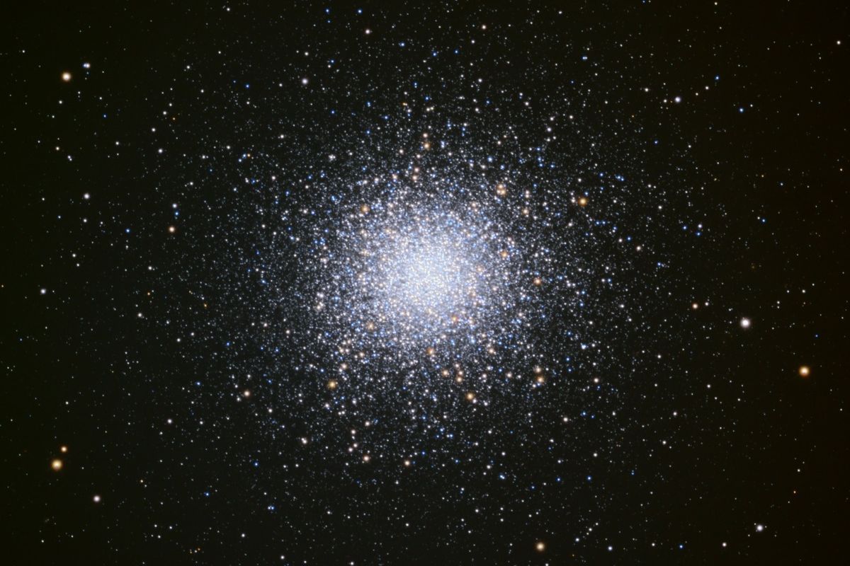 ヘルクレス座球状星団「M13」。米アリゾナ州のレモン山天文台で2008年4月21日に撮影（Sid Leach/Adam Block/Mount Lemmon SkyCenter, CC BY-SA 4.0 <https://creativecommons.org/licenses/by-sa/4.0>, via Wikimedia Commons）