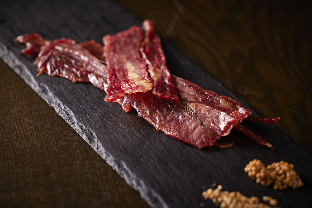 オリジナルカクテル 「 浪 漫 」と「 オ ー ク ラ 牛 の ソ フ ト ジ ャ ー キ ー 」の ペ ア リ ン グ メ ニ ュ ー は 4 , 5 0 0 円(サ込)で5月1日より展開予定。