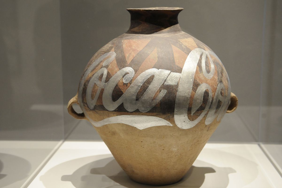 1957年生まれの現代美術家アイ・ウェイウェイは、思想家、活動家としても知られる。漢時代の壺を壊す、上塗りするなどした一連の作品は、伝統的な価値を壊し、新しい価値を生み出そうとする姿勢の象徴でもあるが、文化財の破壊行為であるという批判もある。（Getty Images）