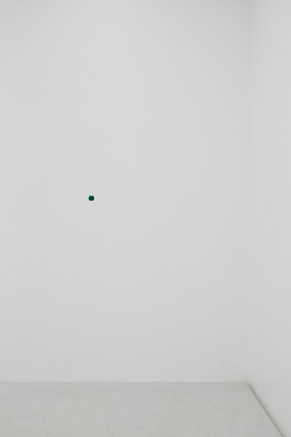 タカ・イシイギャラリー京橋で開催された内藤礼の個展「breath」の展示風景。会場には、天井から吊るされたこの緑のポンポンのように、注意しなければ見落としてしまいそうな小さな気づきがちりばめられていた。（photograph by Naoya Hatakeyama）