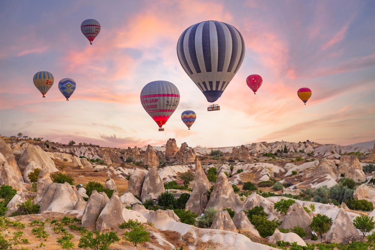 トルコ・カッパドキアのラブバレー（愛の谷）上空を飛翔する熱気球（Nina Zorina / Shutterstock.com）