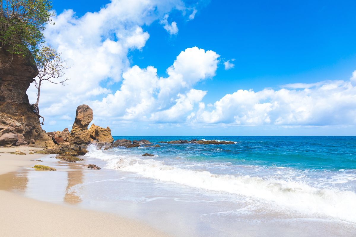 セントルシアのキャップエステートの砂浜とカリブ海（Shutterstock.com）