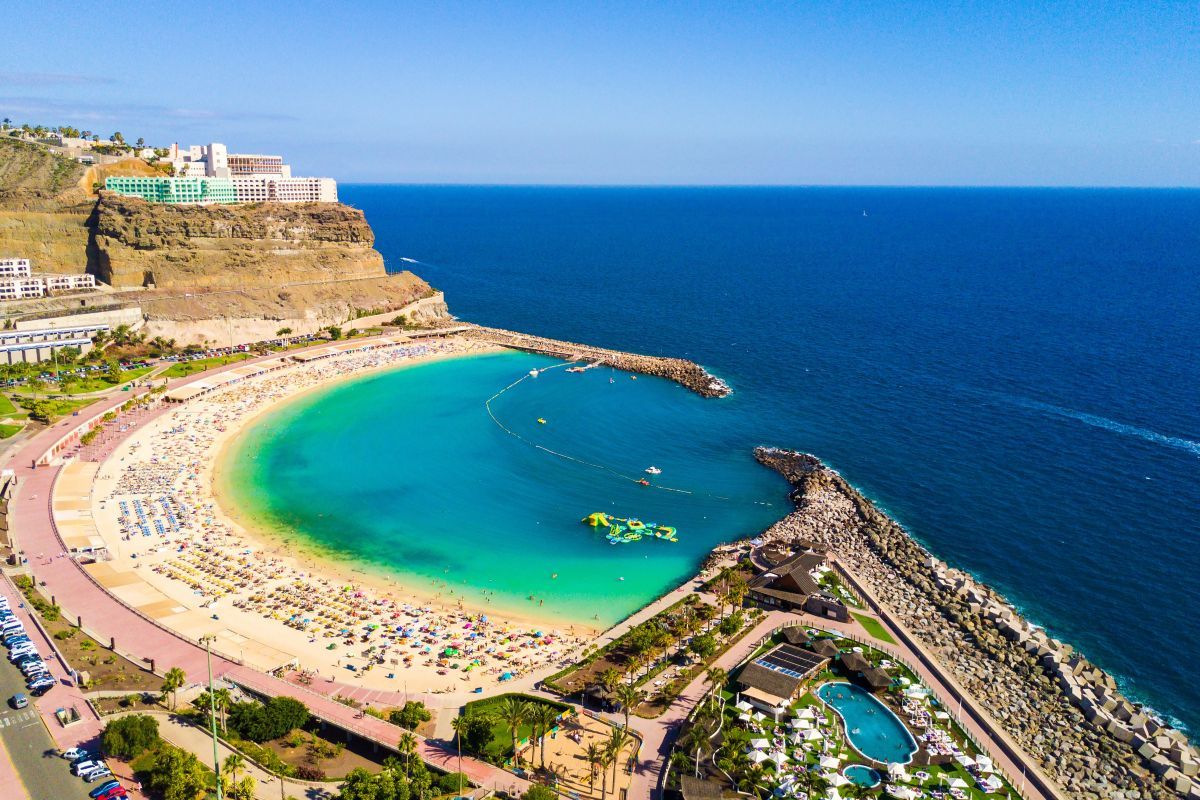 スペイン・カナリア諸島グランカナリア島のプエルトリコにあるプラヤ・デ・アマドレス・ビーチ（Shutterstock.com）