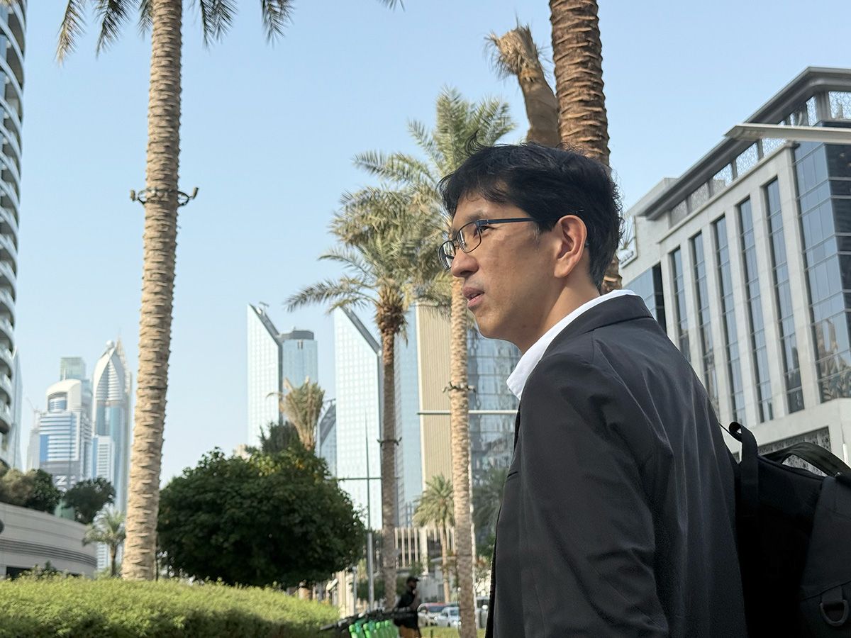 ジャケットと襟つきのシャツを着ると、ネックバンドに装着したREON POCKET PROが密着してフィット感が安定する感触を得た。ジャケットを着ると背中にデバイスを装着していることが目立ちにくくなるメリットもある