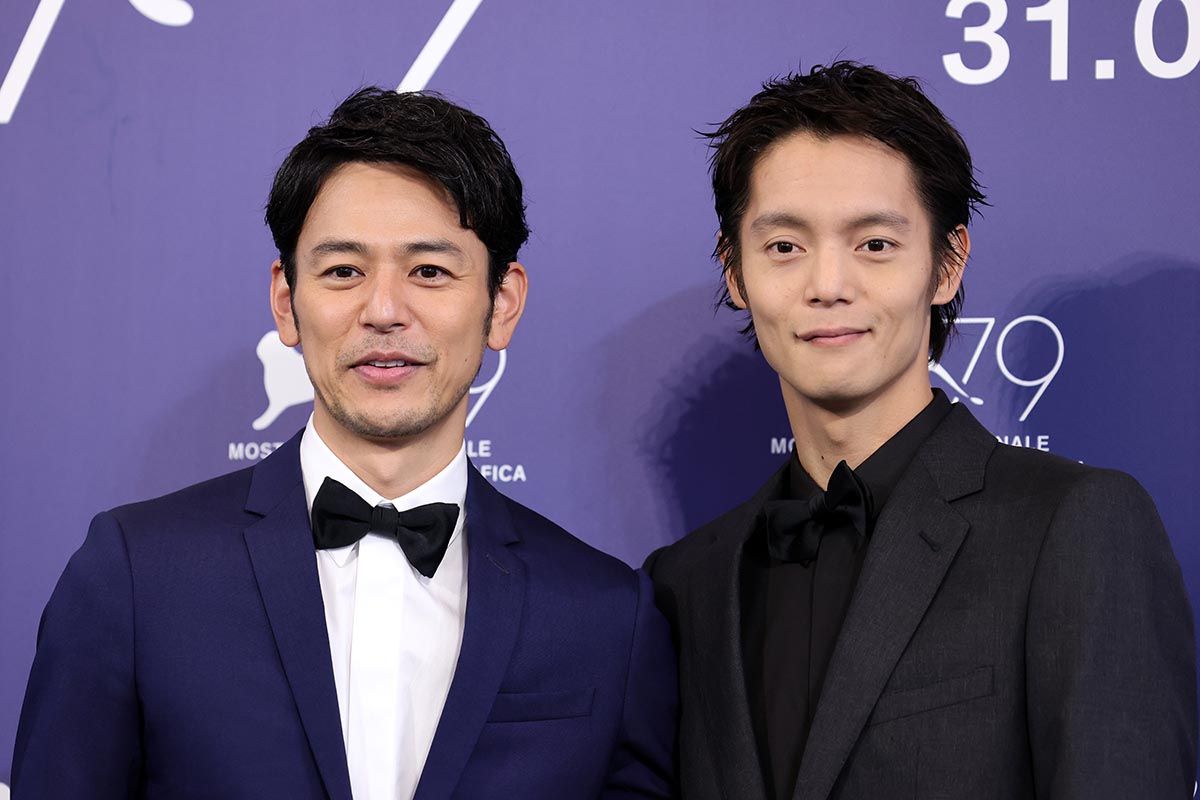 妻夫木聡（左）と窪田正孝（右）が2022年9月01日、イタリアのヴェネツィアで開催された第79回ヴェネツィア国際映画祭で行われた『ある男』のフォトコールに出席した。(Photo by Andreas Rentz/Getty Images)