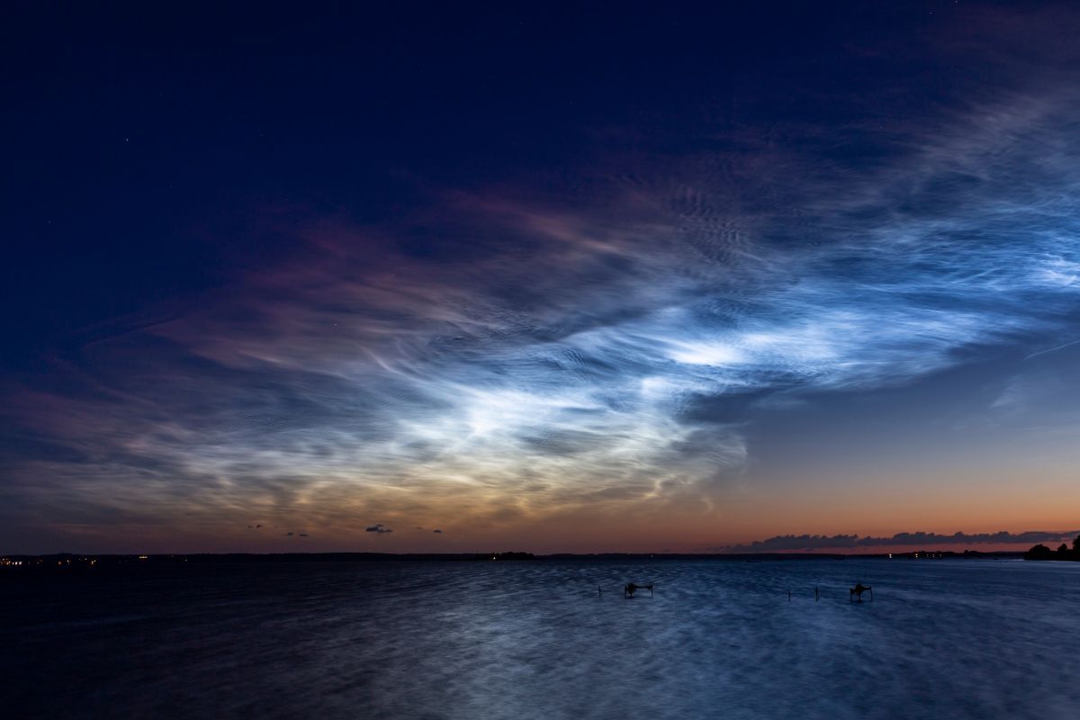 海上に輝く夜光雲（Shutterstock.com）