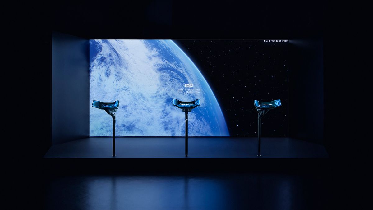 バスキュールが制作した「Earthspective」。ブラックバタフライにつながるマイクでとらえた自分の声の波形を衛星として、宇宙空間に打ち上げる