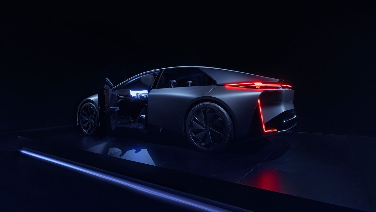 会場には コンセプトカー「LF-ZC」も展示。ユーザーと自動車を つなぐデバイスとなるブラックバタフライが輝く。