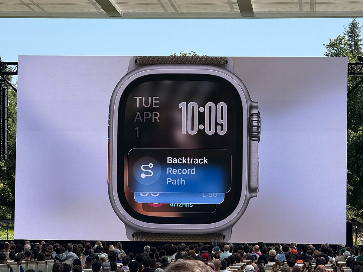 watchOS 26ではさらにコンテクストを認識したデータ、センサーデータ、ユーザーの日課から得たデータを組み合わせることによってスマートスタックの予測アルゴリズムが向上。役立つ情報がタイムリーに届く