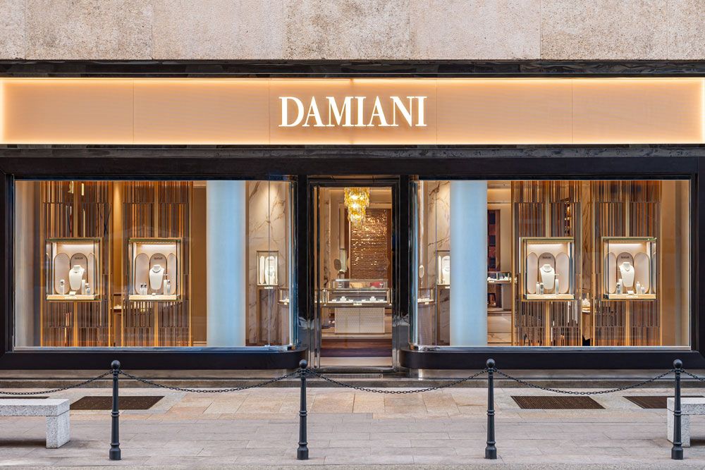 モンテナポレオーネ通りの新店舗。Via Monte Napoleone, angolo Corso Giacomo Matteotti, 20122, Milano