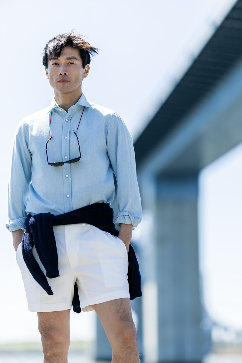 シャツ89100円、パンツ91300円、セーター、サングラスともに参考商品〈すべてラルフ ローレンパープル レーベル／ラルフ ローレンTel:0120-3274-20〉、グラスコードはスタイリスト私物