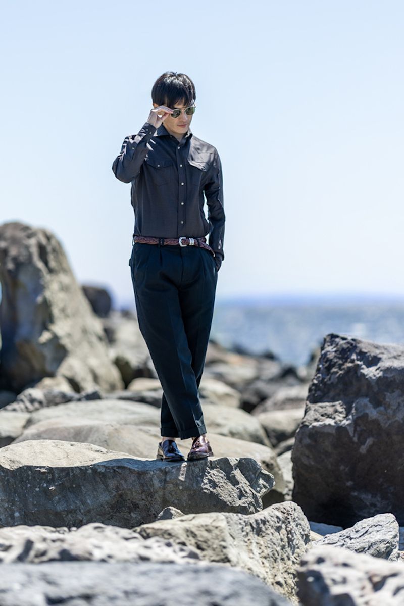 シャツ174900円、パンツ172700円、ベルト162800円、靴207900円、サングラス115500円〈すべてブルネロ クチネリ／ブルネロ クチネリ ジャパンTel:03-5276-8300〉