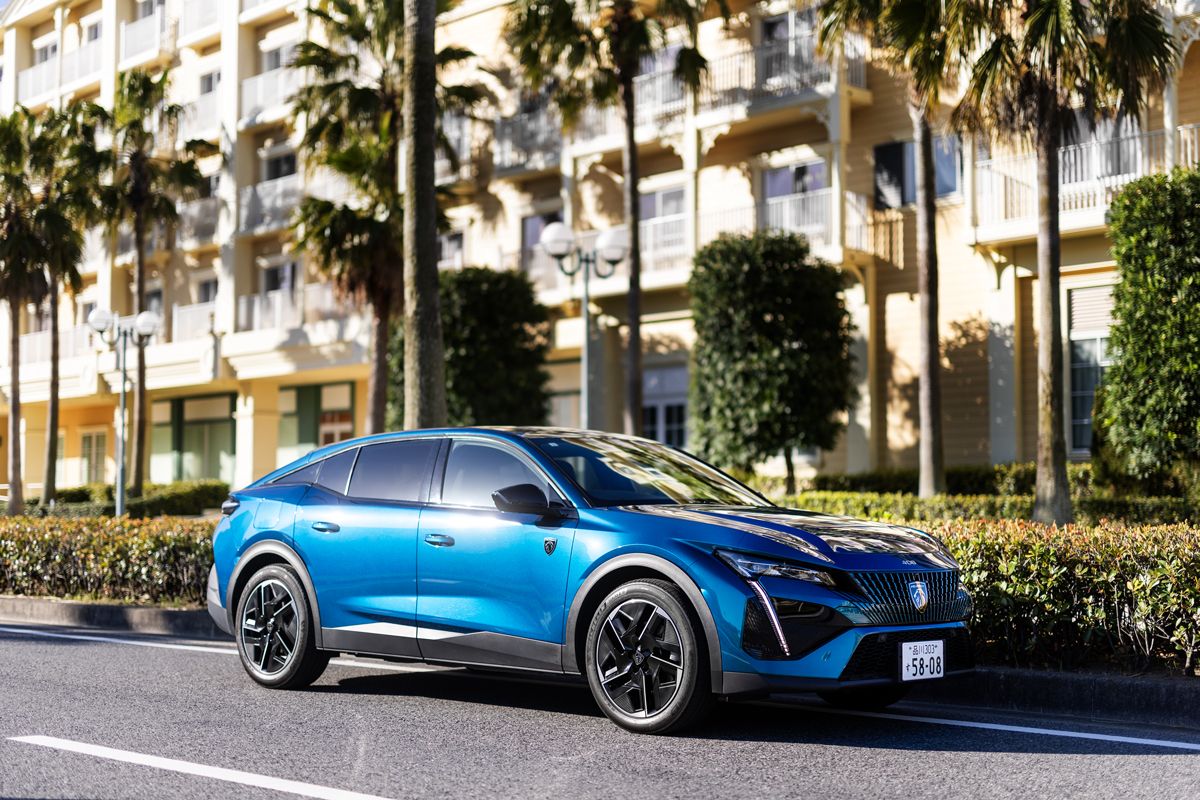 「PEUGEOT 408 GT HYBRID」サイズ：全長4700×全幅1850×全高1500mm、車両重量：1740kg、駆動方式：FF、最高出力：96kW。6216000円〜［車両本体価格］〈プジョー／プジョー・コールTel:0120-840-240〉