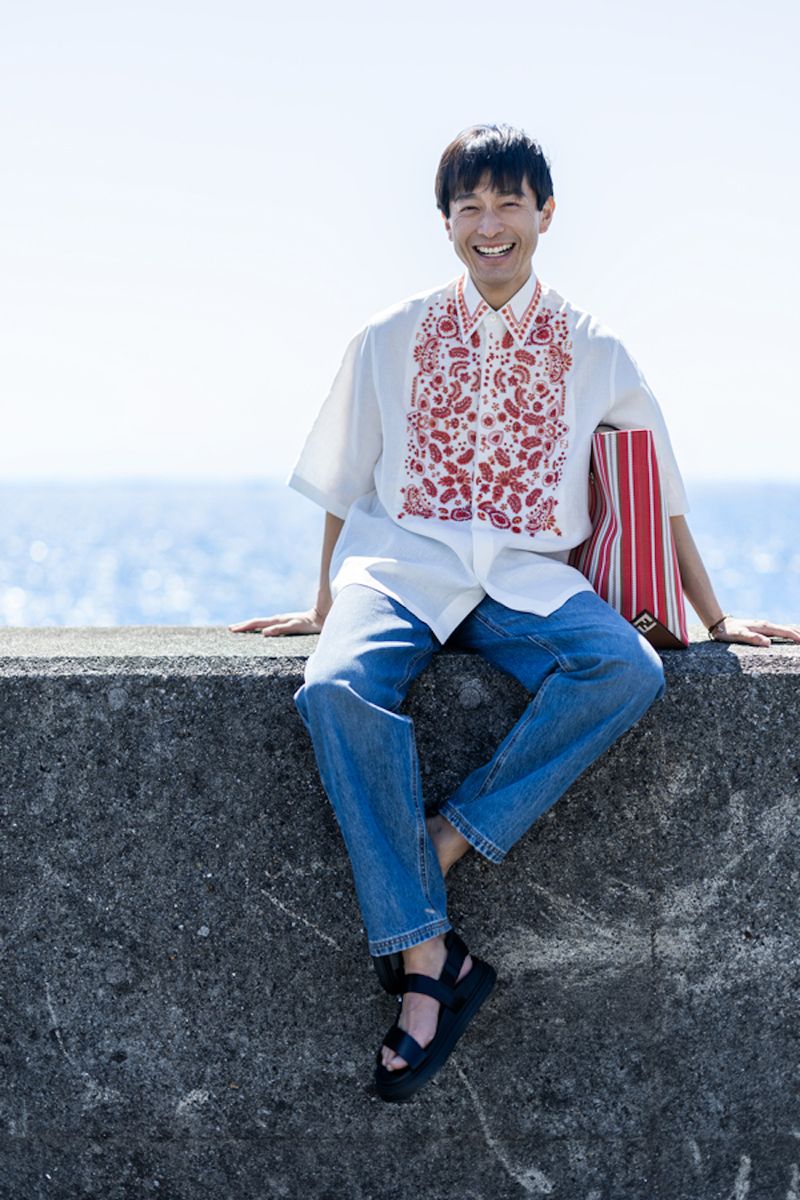 シャツ456500円、ブレスレット52800円、バッグ349800円（すべて予定価格／6月発売予定）、ジーンズ159500円、サンダル145200円〈すべてフェンディ／フェンディジャパンTel:0120-001-829〉