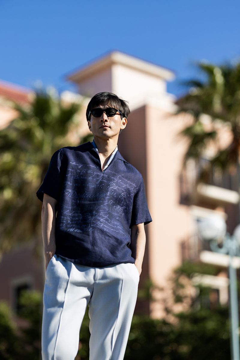 シャツ198000円、パンツ148500円、スカーフ102300円、サングラス52800円〈すべてベルルッティ／ベルルッティ・インフォメーション・デスクTel:0120-961-859〉