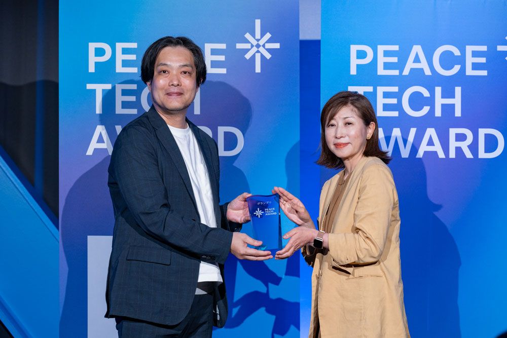 左:徳島 泰 インスタリム 代表取締役CEO。右:審査員の小木曽 麻里 SDGインパクトジャパン 代表取締役Co-CEO