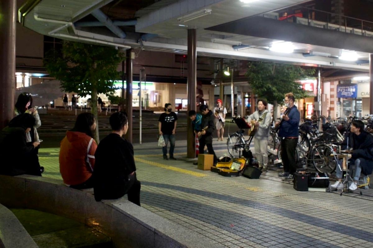 岐阜県の大垣駅前で路上ライブを行う森下と仲間たち。