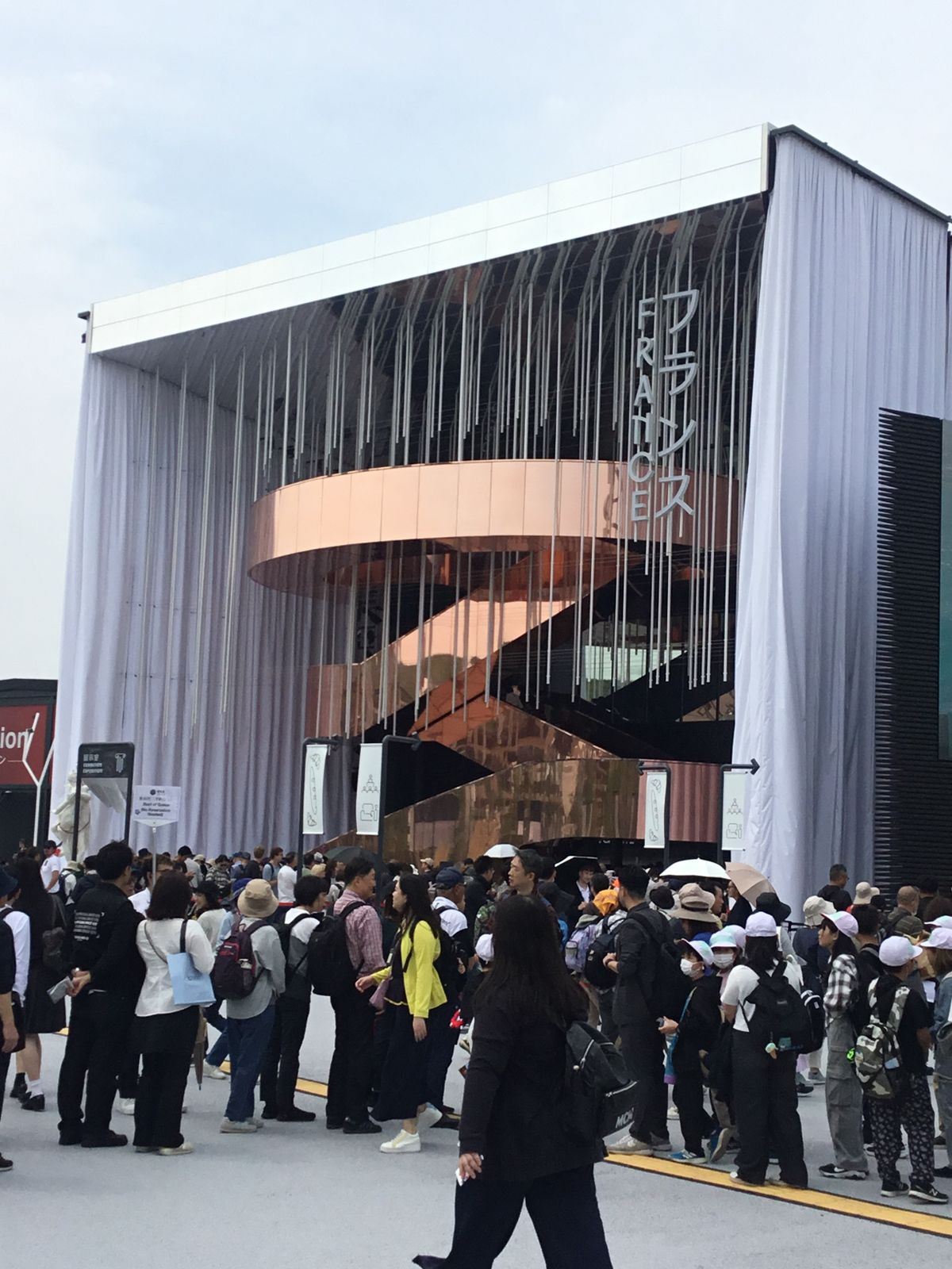 大阪・関西万博のフランスパビリオンには連日、来場者の長い列が…