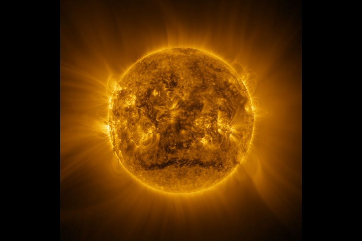 探査機ソーラー・オービターが2025年3月9日に撮影した約200枚の画像を統合して作成した、これまでで最も広角かつ高解像度の太陽の画像（ESA & NASA/Solar Orbiter/EUI Team, E. Kraaikamp (ROB)）